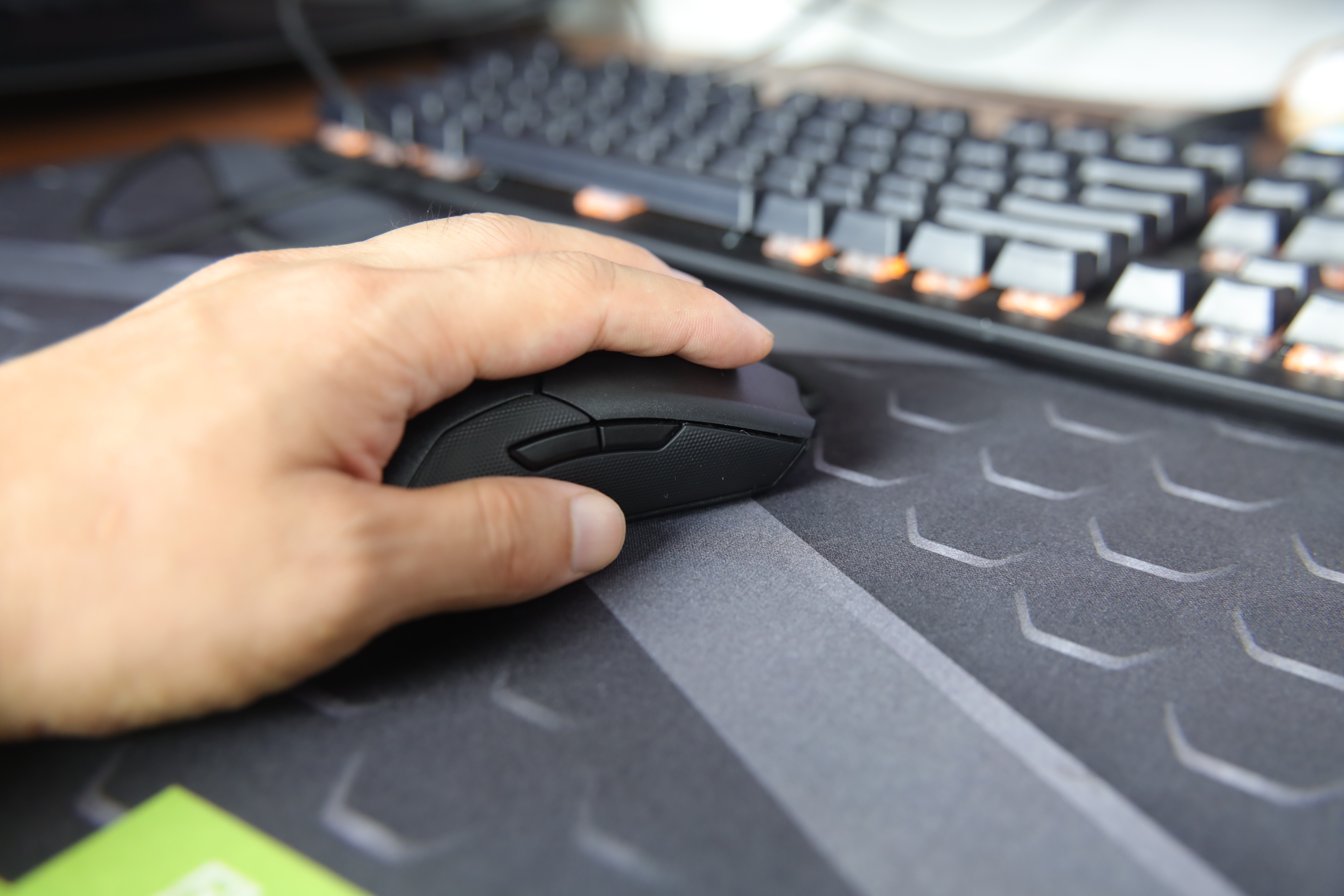 光学鼠标微动,雷蛇曼巴眼镜蛇无线版鼠标16000