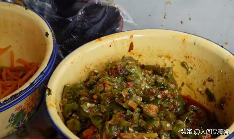 6旬大妈摆摊卖小吃一天卖300份,下岗夫妻摆摊20年只卖1种小吃