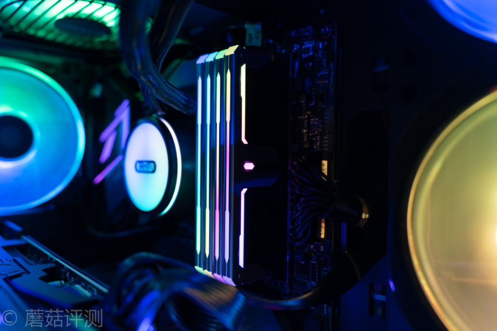 颜值和性能都很能打、扎达克SPARK台式机内存条评测