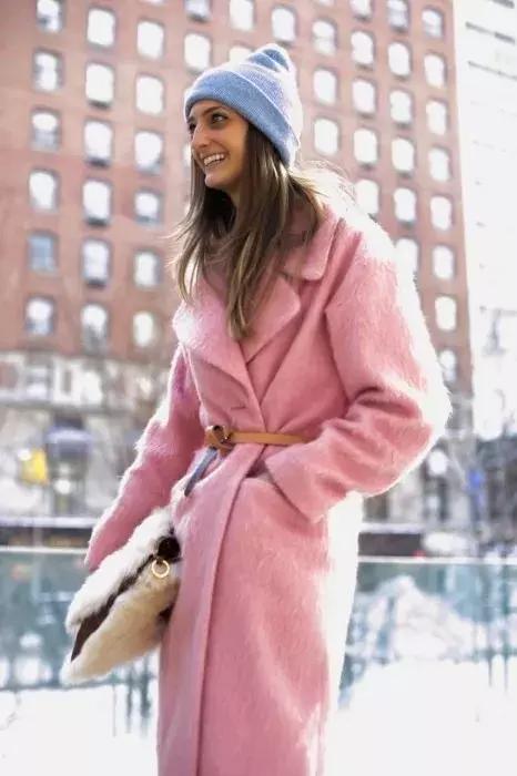 适合羽绒服显脸小围巾的系法,怎么给女生系围巾不会显脸小