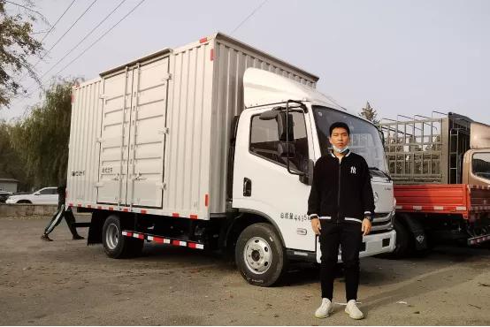 开卡车的草帽,开卡车的草帽哥