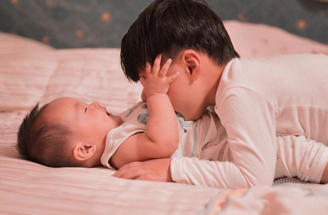 二胎喂奶要不要躲避大宝,二胎喂奶要避开大宝