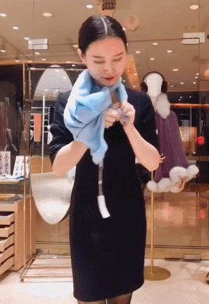 羊绒围巾这样戴简单又时尚,丝绸面料的围巾的系法