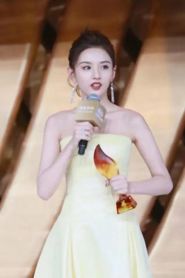 宋祖儿阿童木卫衣品牌,宋祖儿穿羊羔绒外套搭配图片