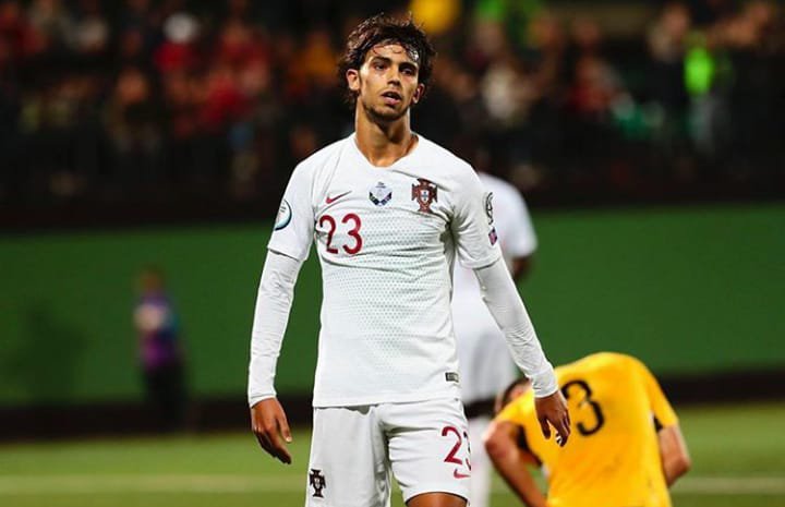 欧预赛神镜头！1.26亿帝星一脚将球踢出界外27分钟后C罗给他上课