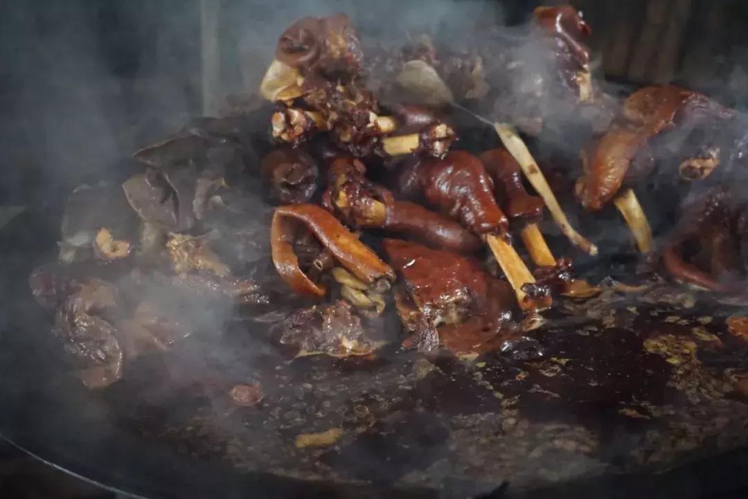 柴火灶铸铁大锅,大铁锅炖羊肉面