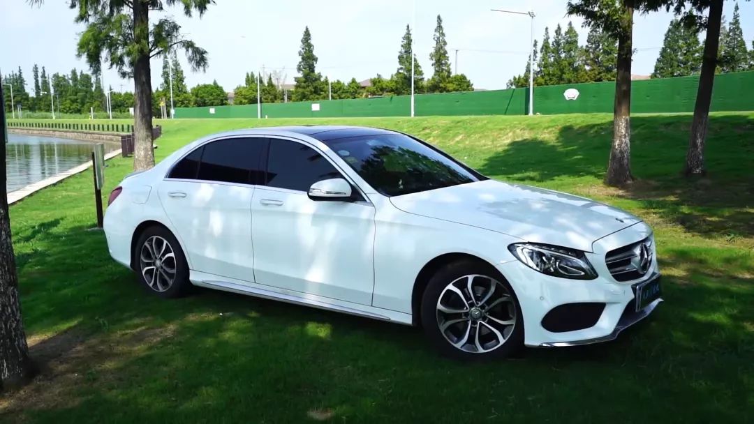 评两代奔驰C级：颜值就是战斗力