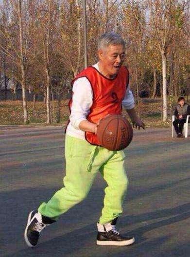 赵本山辽宁男篮镜头,赵本山郭艾伦打篮球