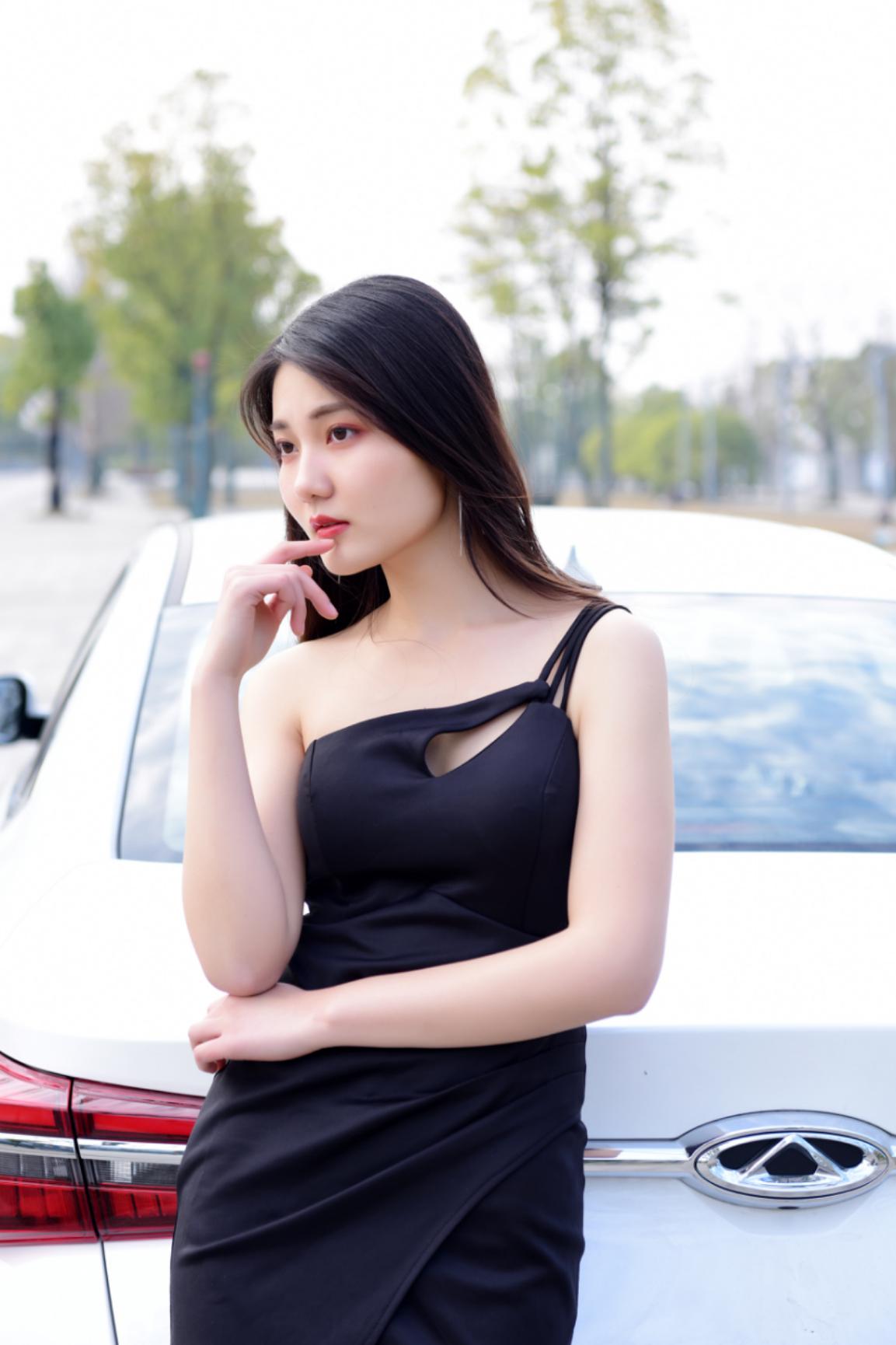 性感女神来袭，看小艾如何低档黑丝长腿的极致诱惑