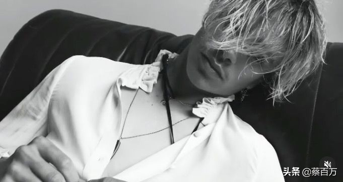 贝克汉姆晒小儿子克鲁兹工作照,克鲁兹贝克汉姆秀肌肉