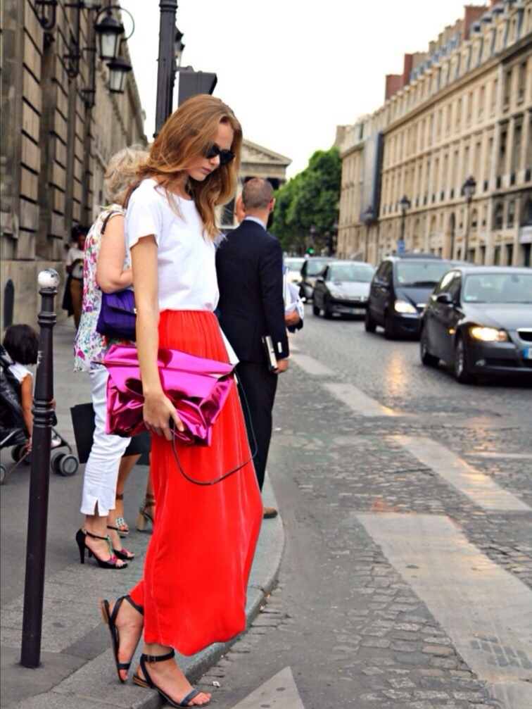 女人出门包包里都装什么,女人出门包包会带什么东西呢