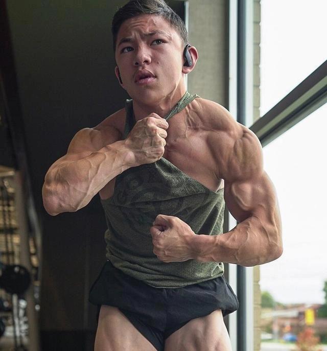 他健身4年，17岁就练出了强壮肌肉，身高只有160cm，怎么回事？