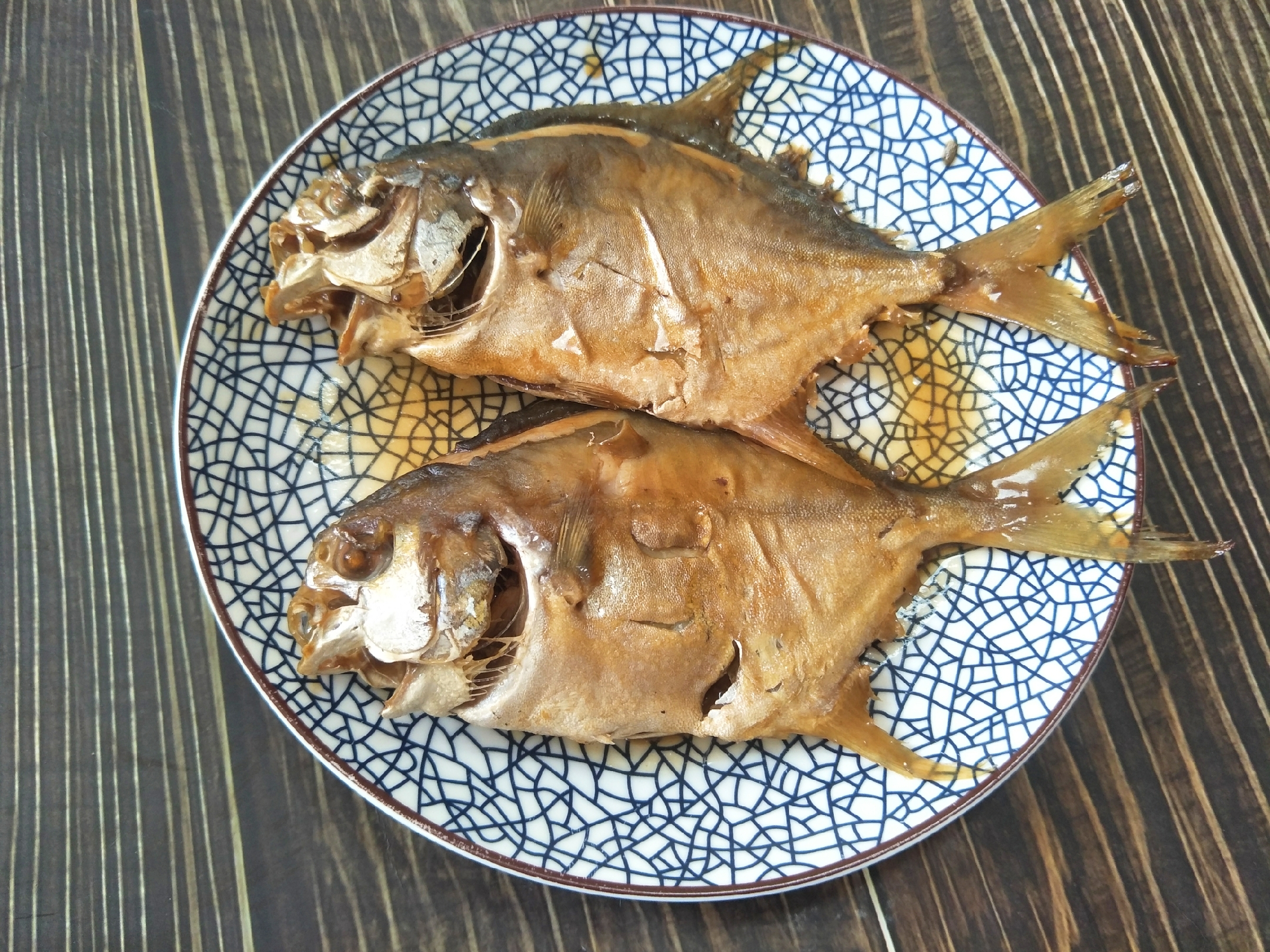 煎鱼怎么不粘锅不掉皮绝招,煎鱼不粘锅掉皮简单方法