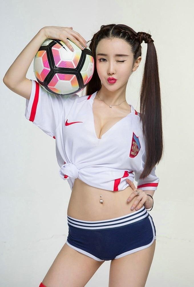 清纯足球宝贝写真女壁纸,高清图活力四射足球宝贝