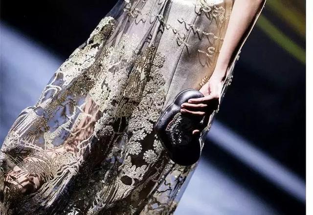 ep雅莹走秀2019,ep雅莹黑裙子