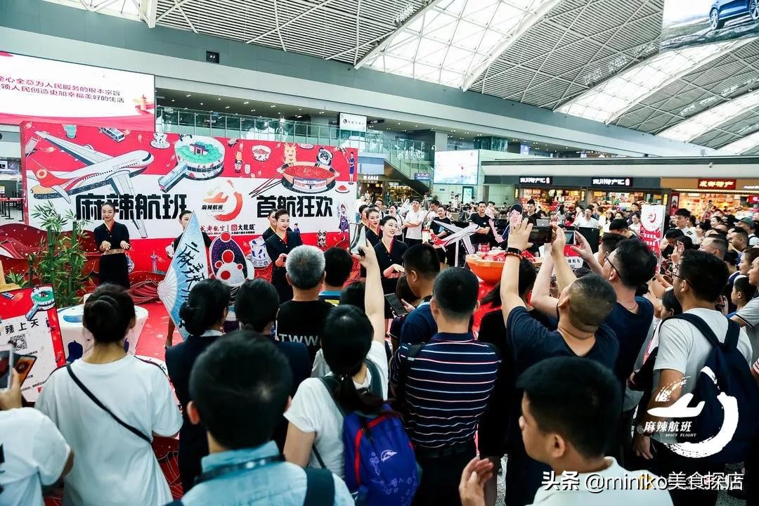 排队两个小时才吃上火锅,排队两小时也要吃到的烤鱼