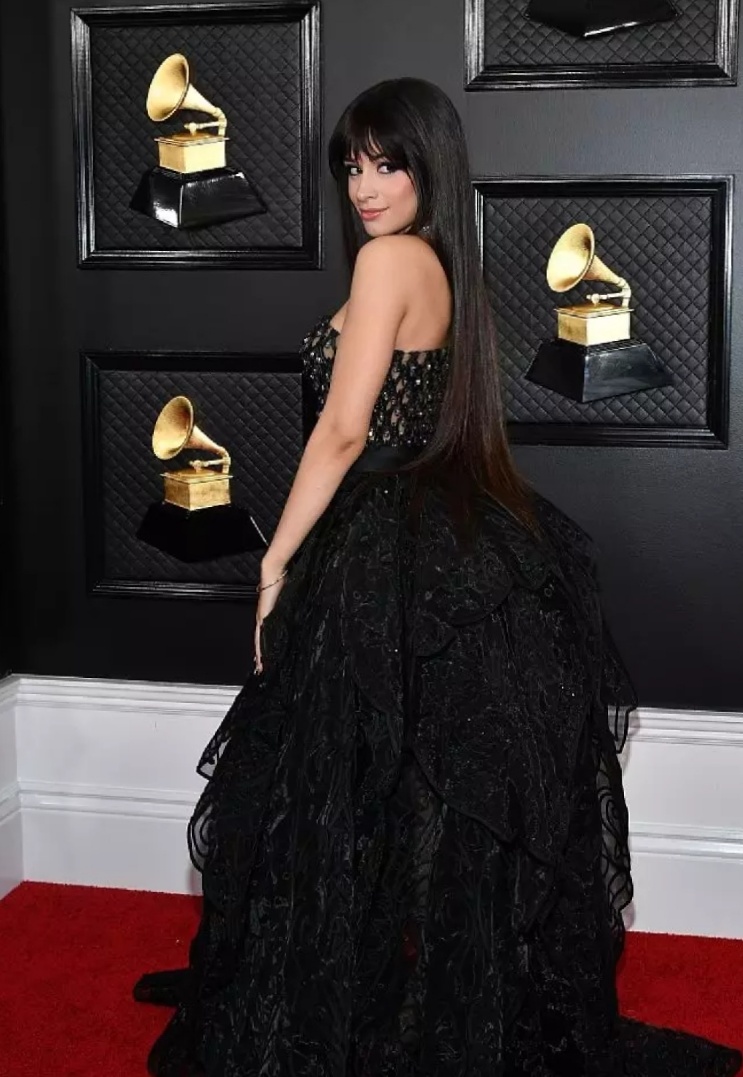 卡妹穿黑色抹胸裙亮相格莱美,化身暗黑萝莉,又美又酷