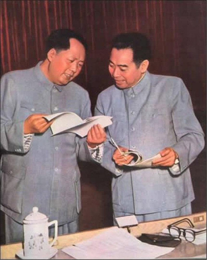 1976年周总理不幸逝世，毛主席流泪仰天长叹：恩来，你还是走了啊