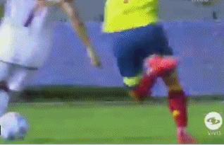 转危为安！世预赛一球员铲弯自己的脚腕，医生神操作瞬间复位