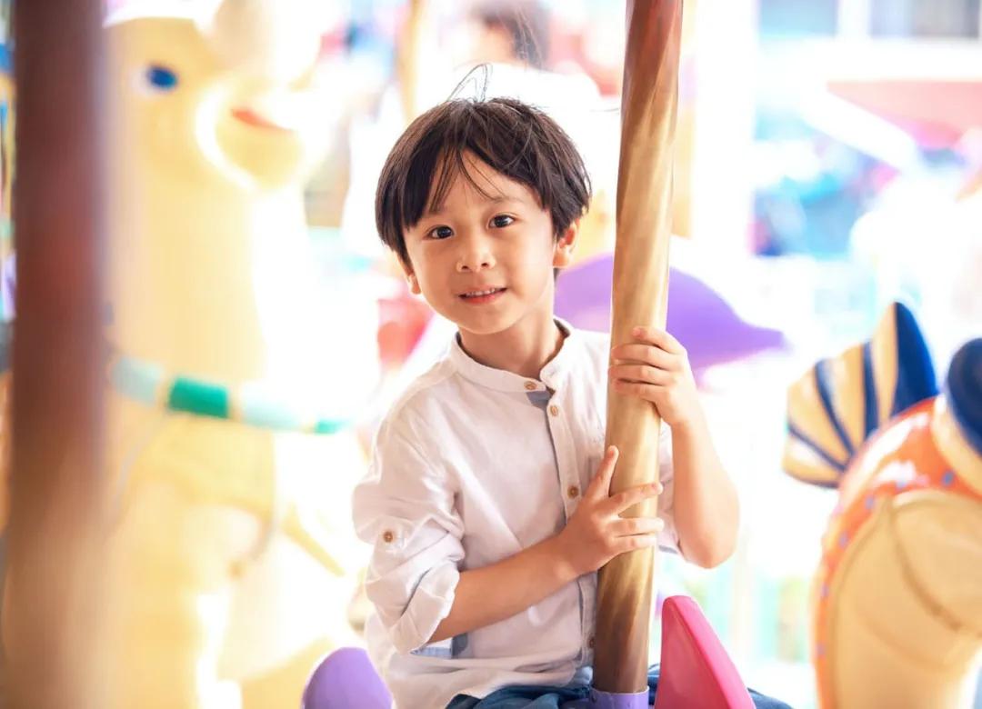 游览方特游乐园的英语,带小孩去游乐园玩滑梯