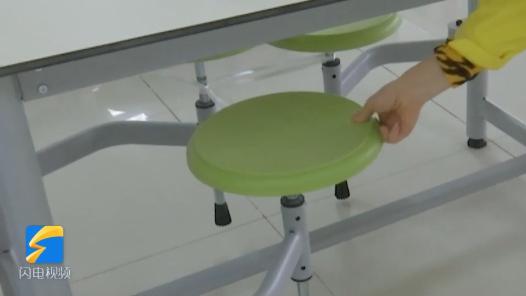 山东一学校食堂火了!一张餐桌4个凳子锁了3个,只容一人孤独地坐着