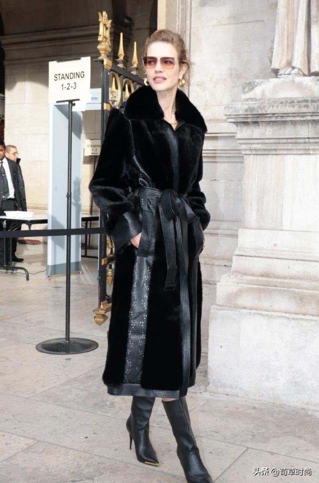 LV太子妃和老公牵手现身秀场,穿皮草富太气息浓