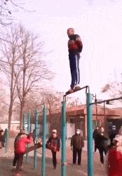 街头健身有些人不懂健身就瞎练,农村大爷习武健身一身肌肉