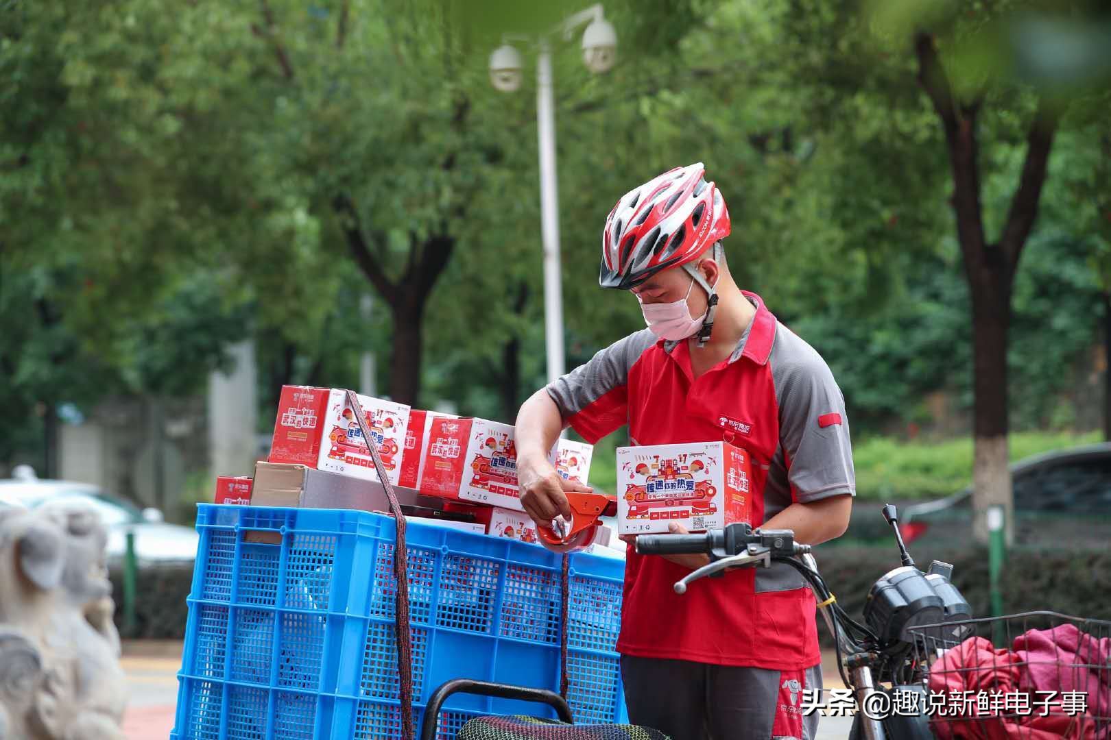 京东战绩金额超2692亿元，拿到快递的那一刻，京东小哥哭了...