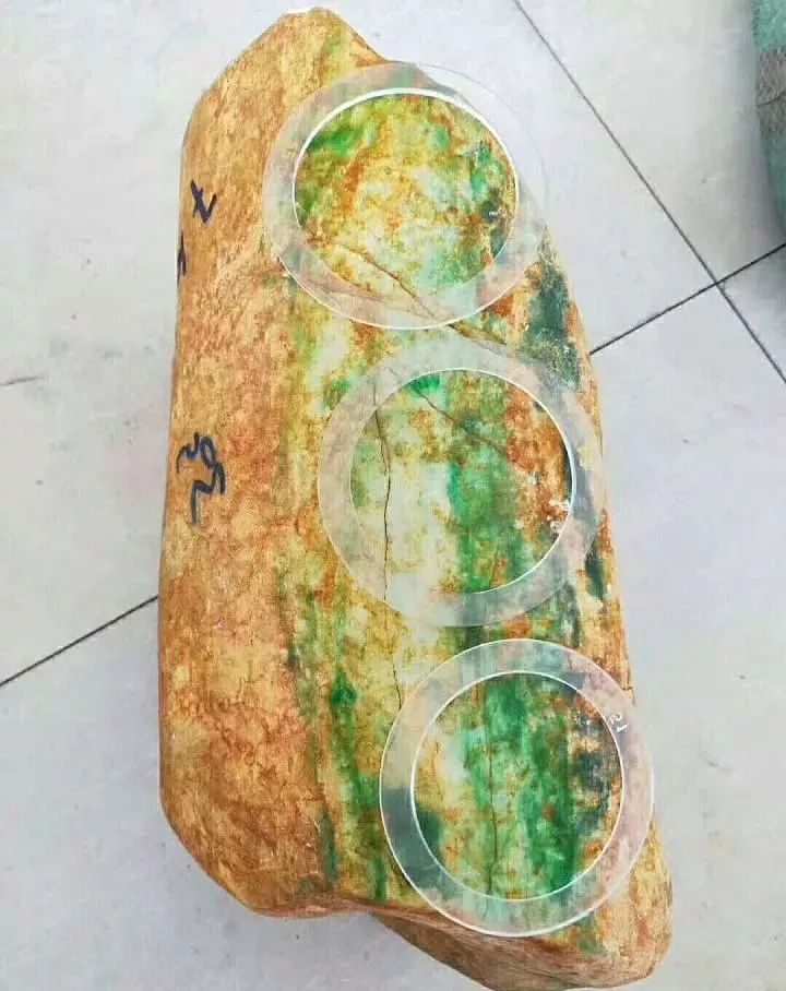 赌石为什么有十赌九输,花两万买的翡翠是不是真的