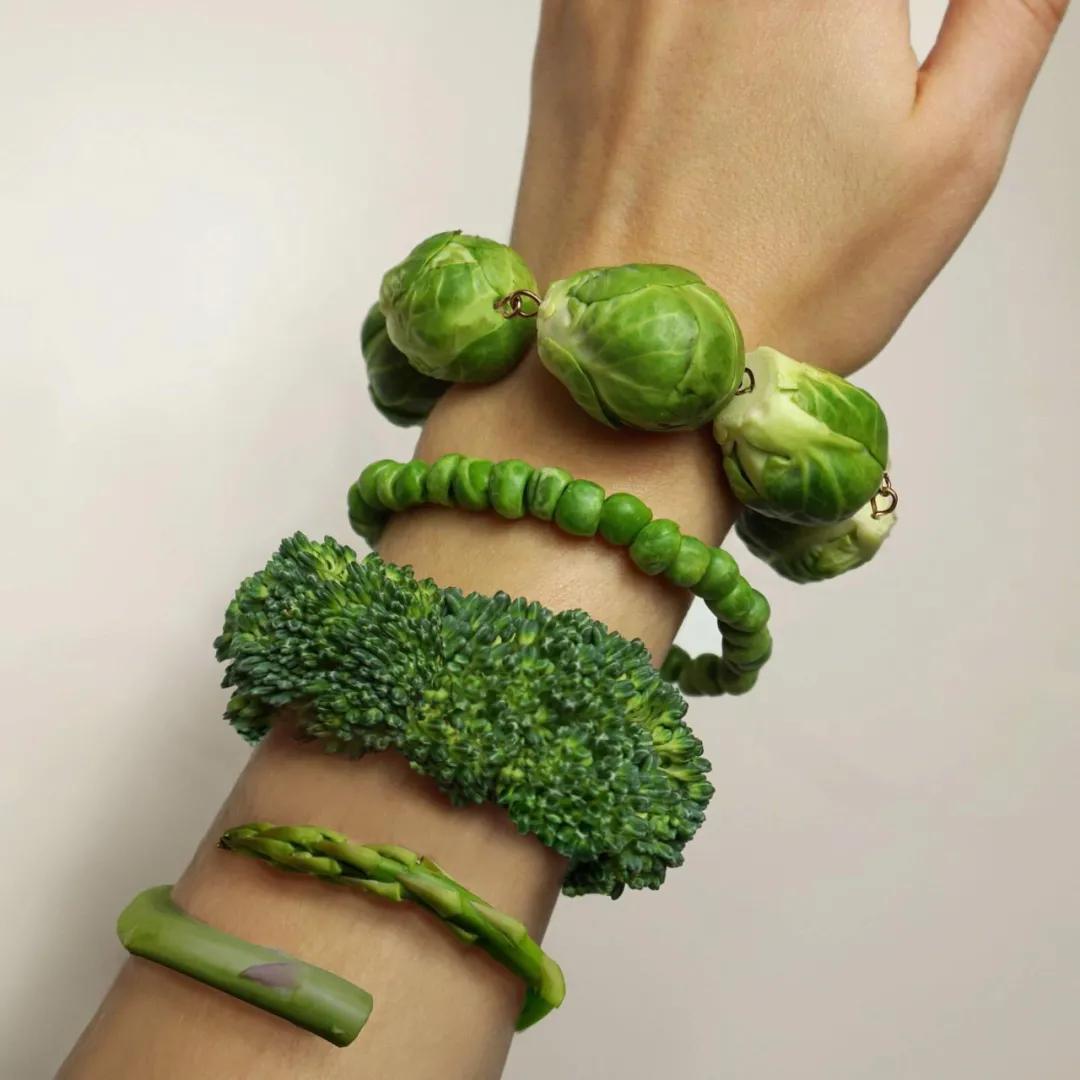 她用菜叶、香蕉做成艺术品,把“人体”艺术玩到极致,圈粉57万