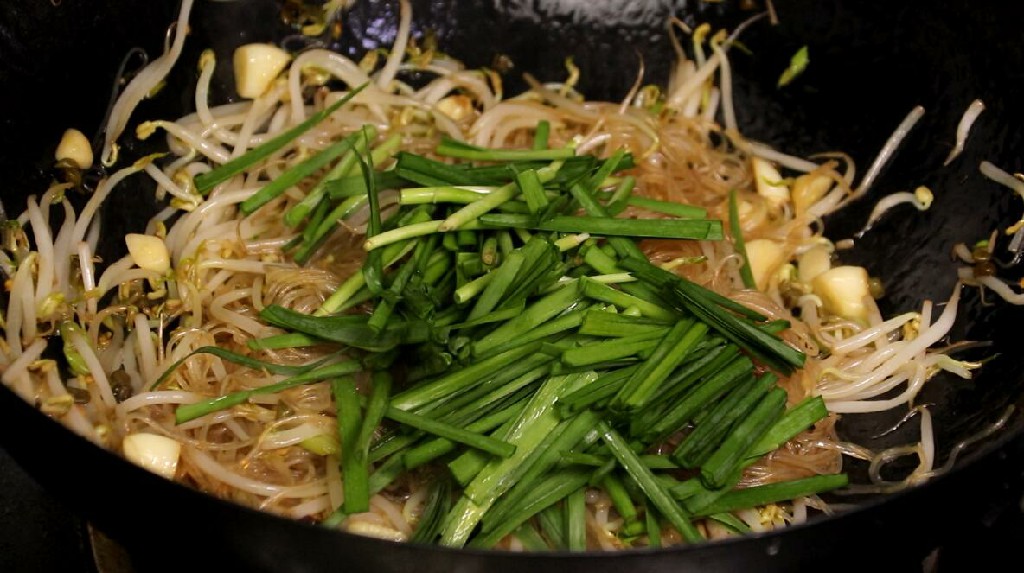 为什么炒粉丝会湿哒哒的,为什么炒粉丝会粘在一起