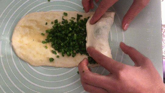 不用排队了！上海阿大葱油饼在家就能做，个个香酥脆，孩子抢着吃