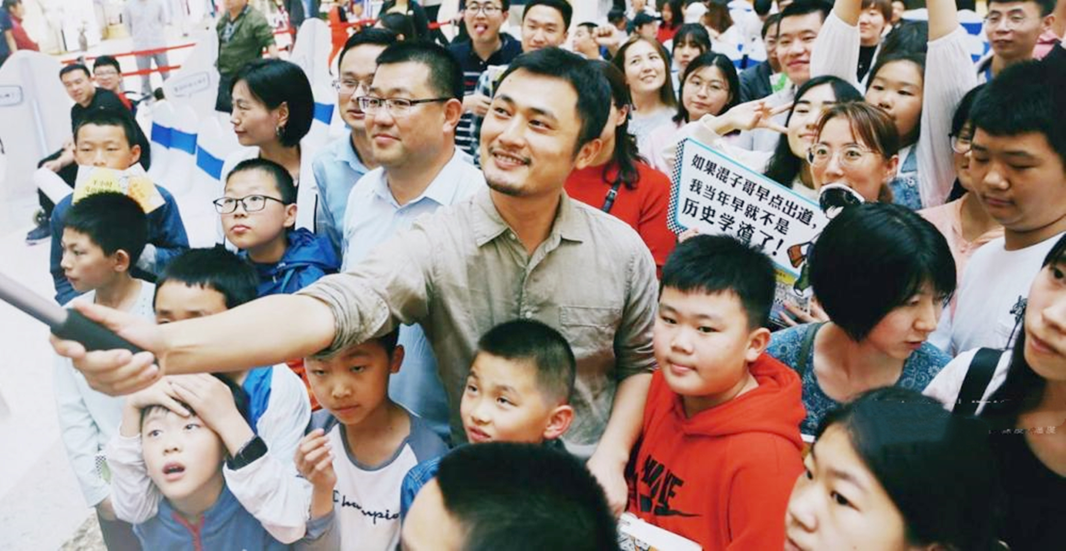 6年前，张泉灵追加1500万投资二混子，老公李铁直呼投资少了