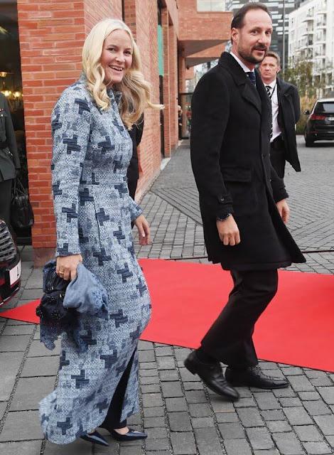 普京穿一套黑风衣,普京穿黑衬衫披外套