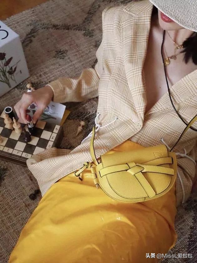 有哪些手袋既经典又时髦呢,时髦氛围感的必备单品迷你手袋