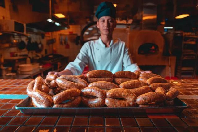 昆明这家开在76年前电影院的餐吧，手工披萨被写进国外旅游攻略