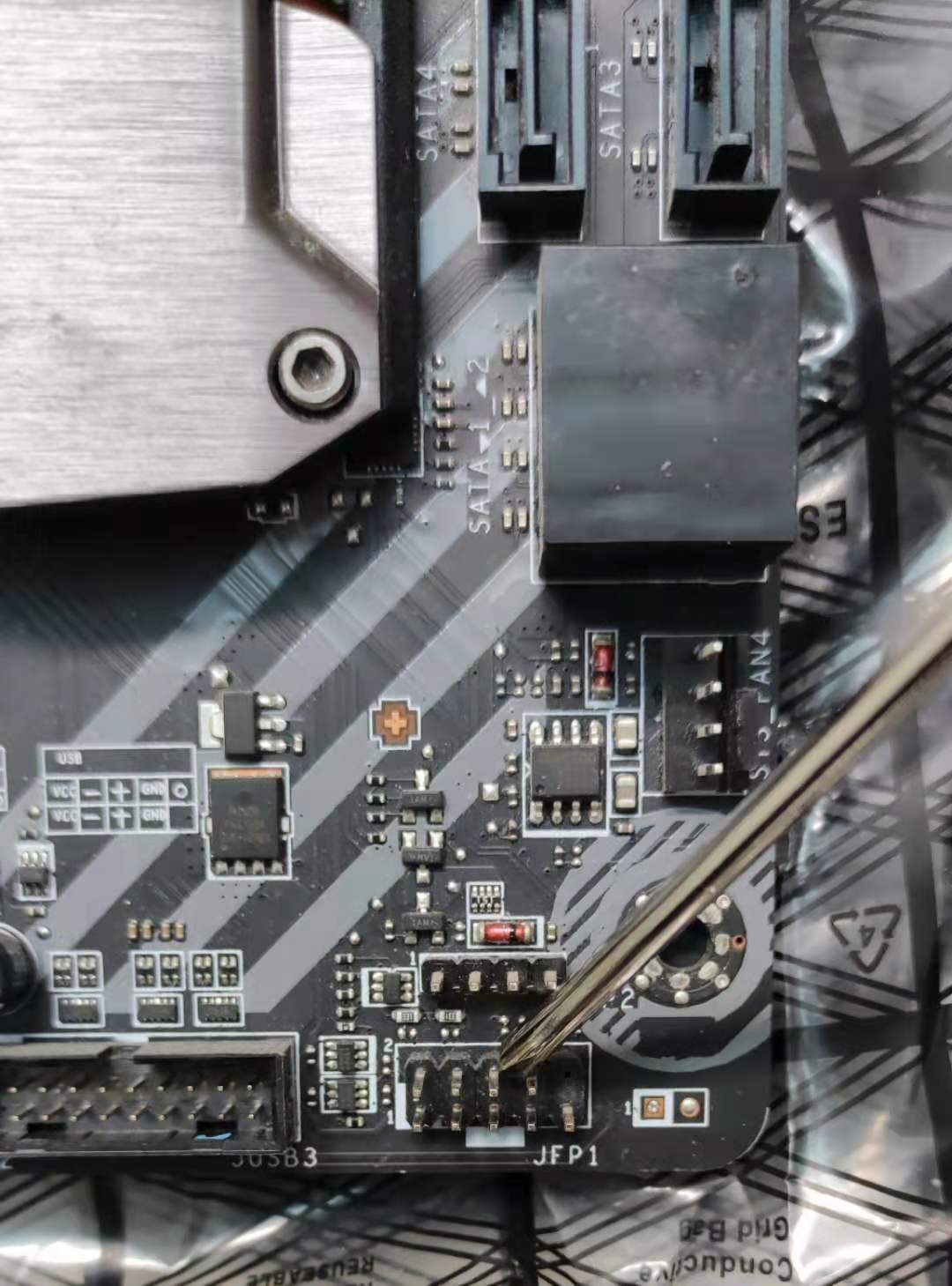 电脑通电自己开机几秒就没反应了,电脑开机没反应就跟没通电一样