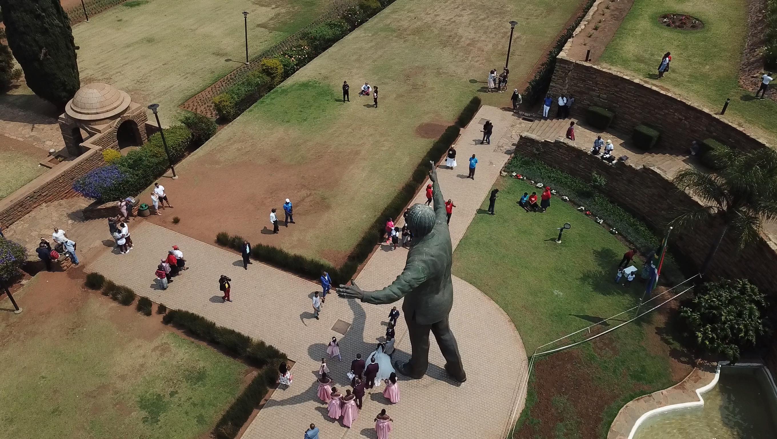 南非景点卖冰淇淋致富的黑人小哥，中文说的溜，一问竟学了10年！