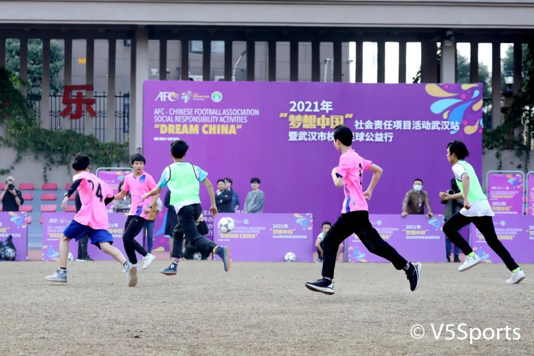 中国足协“梦想中国”公益行走进武汉市第一聋哑学校