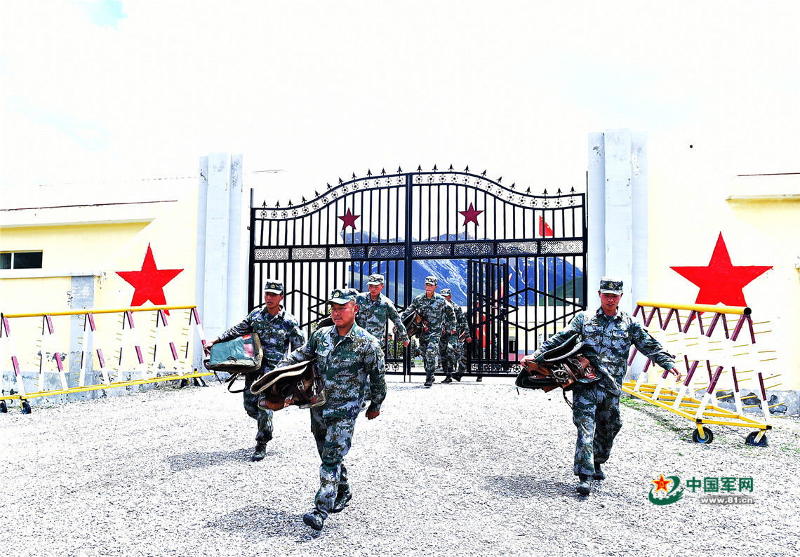 雪山见证，这是草原九班的“牧马青春”