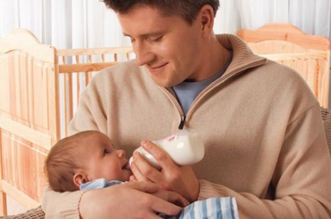 如何让宝宝接受奶瓶办法都在这里,宝宝拒绝奶瓶最好的方法