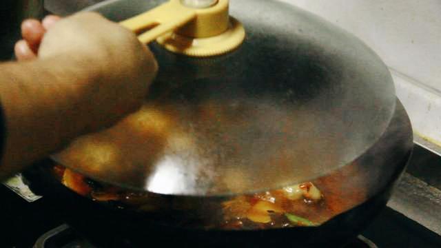 别再吃大盘鸡了！很多吃过的人为啥做不到？试着炒一次，忘掉很难