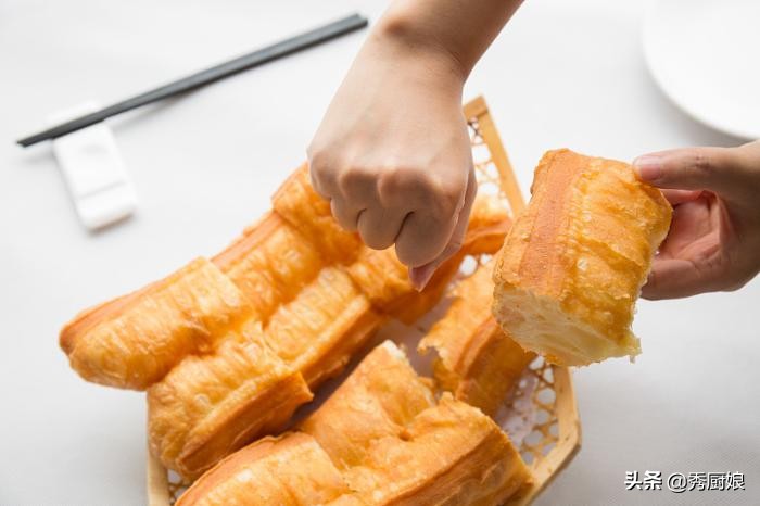 炸油条用油条改良剂还用加酵母吗,油条怎么炸才酥脆又蓬松