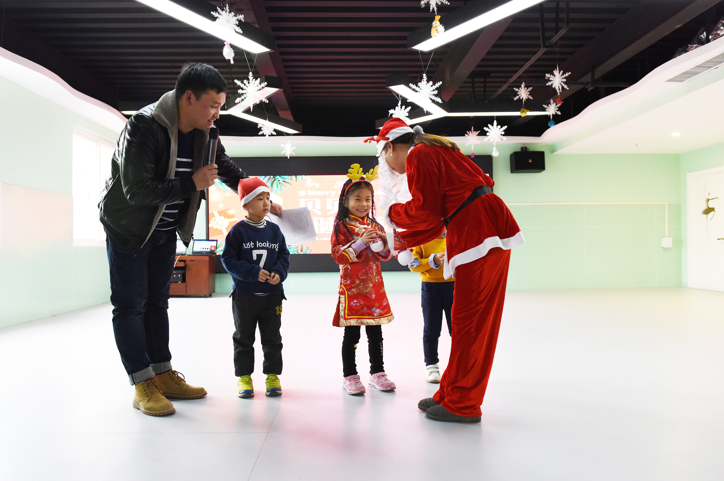 丰富多彩别开生面喜迎圣诞——贝贝亲子四周年粉丝节庆典活动记