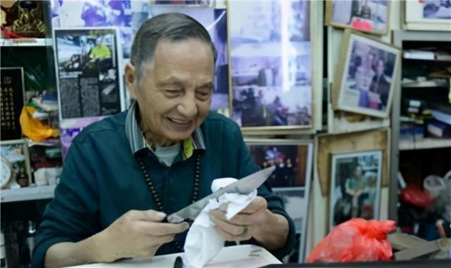 “香港刀王”陈当华:磨一把菜刀千元天价,为何顾客还是抢着买?