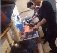 请广大“师奶”引以为戒，打死都不要让你老公入厨房