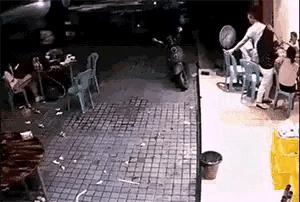 “如果这群女混混*攻围**我,我会舌战群儒!”你会怎样脱困?