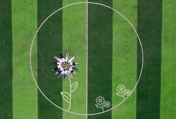 大学毕业照只有一个男生,大学男生毕业照穿婚纱