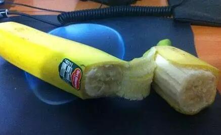 一宅男在家寂寞的时候选择*慰自**，结果导致“丁丁”折断