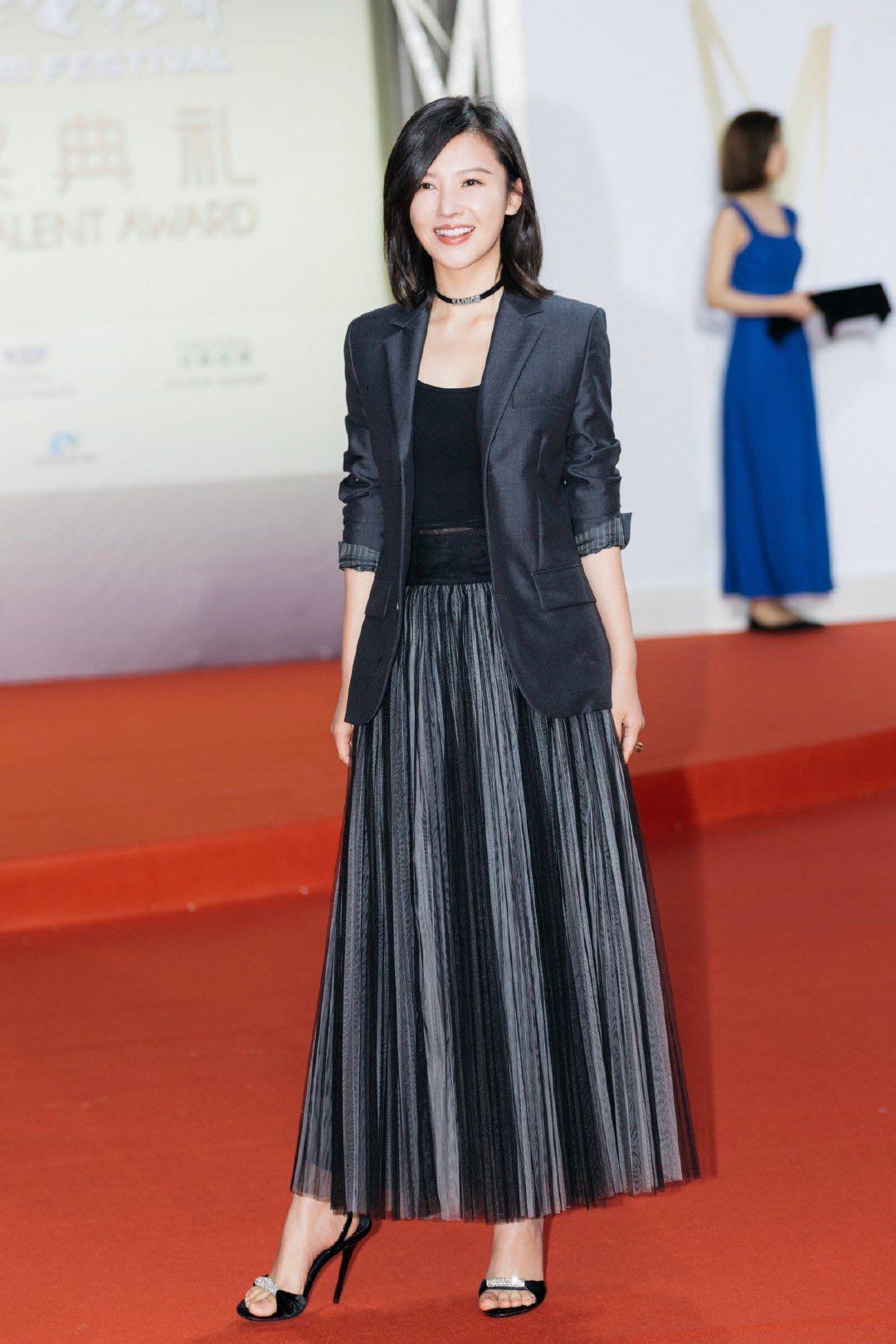 杨子姗复古穿搭,杨子姗白西装造型图